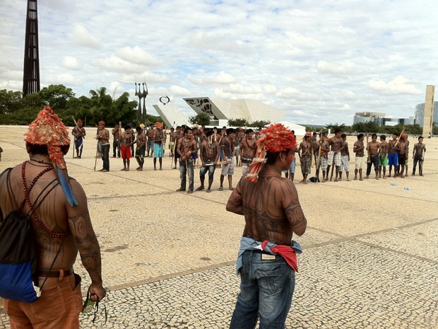 Concentração de índígenas na Praça dos Três Poderes, em Brasília (Foto: Lucas Salomão / G1)