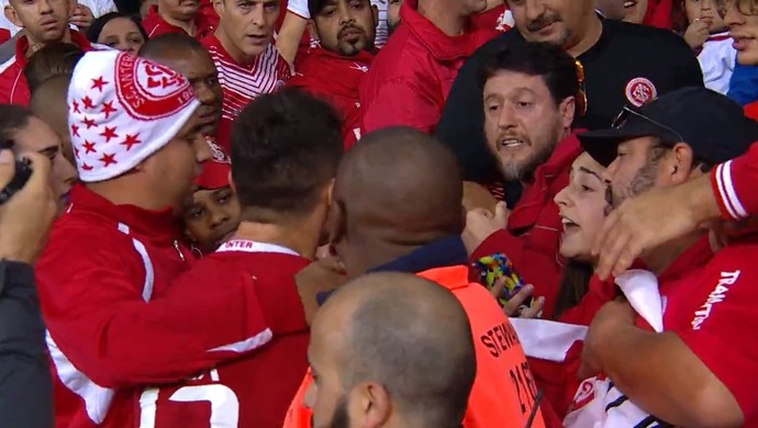 Alex discute com torcedor no Beira-Rio (Foto: Reprodução / SporTV ) Alex discute com torcedor no Beira-Rio (Foto: Reprodução / SporTV )