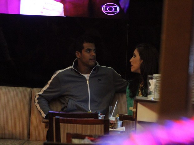 Marcello Melo Jr. e a namorada, Caroline, em restaurante na Zona Sul do Rio (Foto: Rodrigo dos Anjos/ Ag. News)