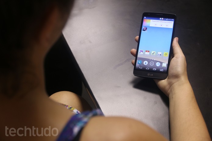 Segurar o LG G3 Stylus pode ser um desafio para mãos pequenas (Foto: Lucas Mendes/ TechTudo) Segurar o LG G3 Stylus pode ser um desafio para mãos pequenas (Foto: Lucas Mendes/ TechTudo)