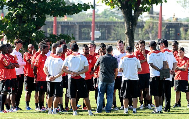Zinho no treino do Flamengo em reunião com os jogadores (Foto: Alexandre Vidal / Fla Imagem)