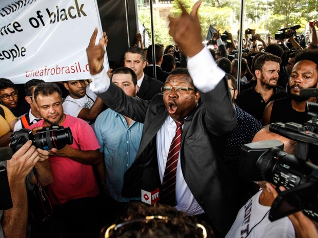 Advogado de movimentos negros protesta em frente ao Shopping JK Iguatemi que fechou as portas (Foto: Vagner Campos/G1)