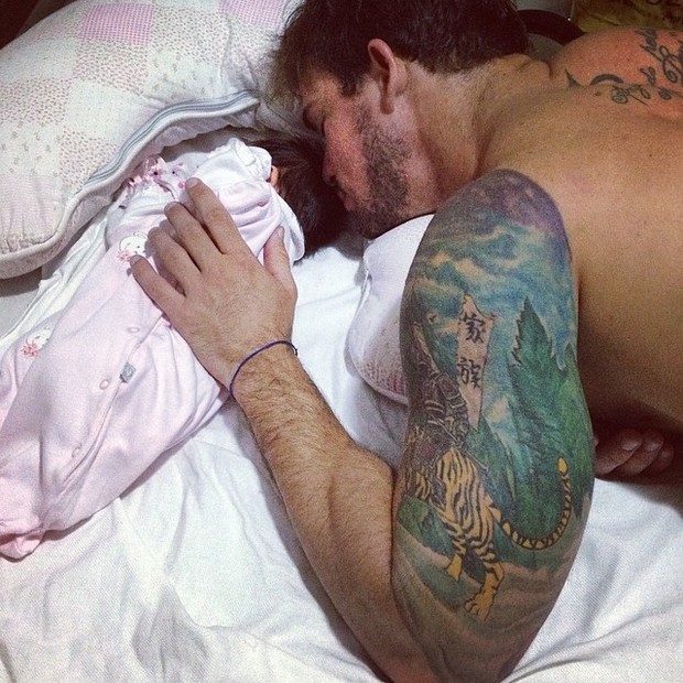 Ex-BBB Rodrigo com a filha recém-nascida (Foto: Instagram/ Reprodução)