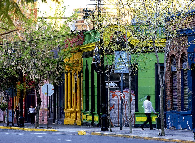 Comércio de portas coloridas no bairro de Bellavista, um dos mais visitados pelos turistas (Foto: Divulgação)