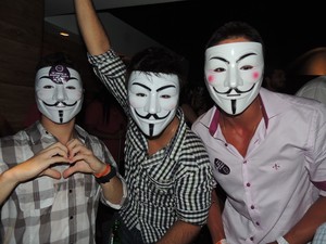Amigos usaram máscara do filme 'V de Vingança' (Foto: Géssica Valentini/G1)