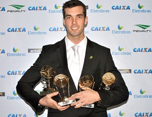 Murilo recebe os prêmios do basquete da NBB (Foto: João Gabriel / Globoesporte.com)