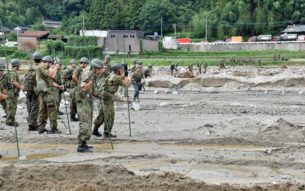Soldados buscam pessoas desaparecidas após inundações em Asakura, prefeitura de Fukuoka (Foto: 4ª DIVISÃO DA FORÇA DE AUTO-DEFESA DE TERRA DE JAPÃO / AFP Photo)
