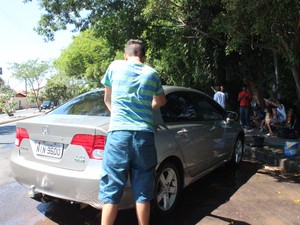 Jovem chega a trabalhar até 8h de segunda à sexta lavando carros em Teresina (Foto: Catarina Costa/G1)