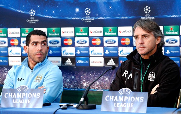 Tevez e Roberto Mancini na coletiva do Manchester City (Foto: AP)