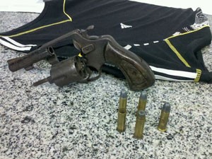 Arma e roupa usada no dia do crime foram encontradas (Foto: Kety Marinho / Globo Nordeste)