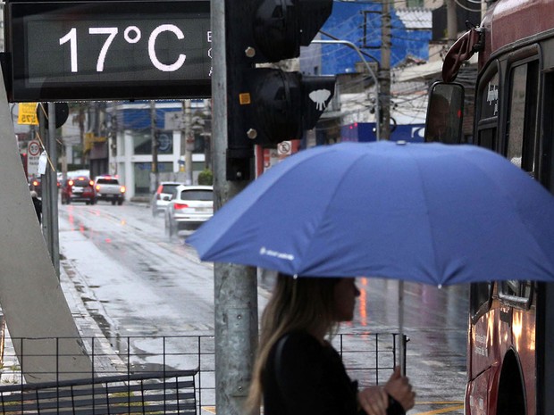 Termômetro marca 17ºC na Avenida Santo Amaro, Zona Sul de São Paulo (SP), na manhã desta segunda-feira (15) (Foto: RENATO S. CERQUEIRA/FUTURA PRESS/FUTURA PRESS/ESTADÃO CONTEÚDO)