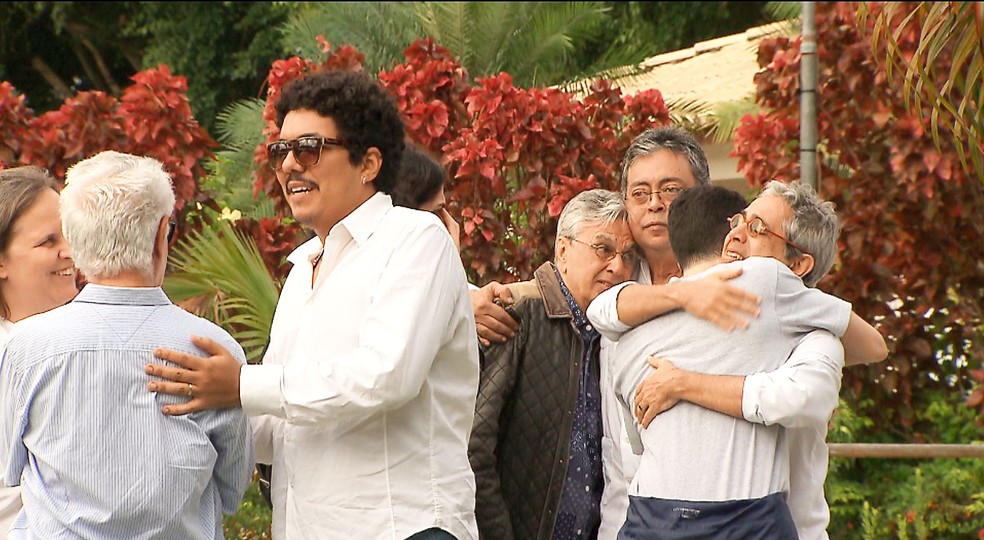 Caetano Veloso recebeu o carinho de amigos e familiares no Cemitério Jardim da Saudade, em Salvador (Foto: Reprodução/TV Bahia)