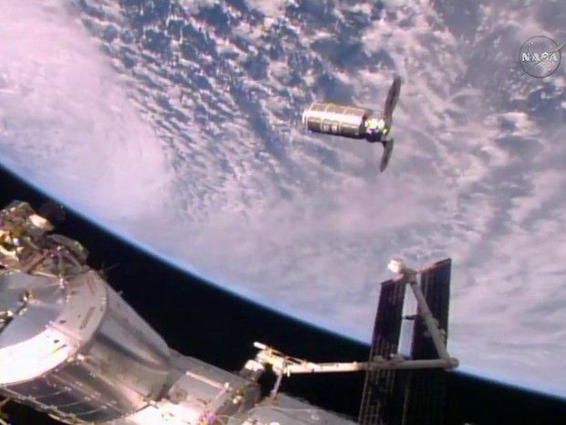 Nave de carga se aproxima da Estação Espacial Internacional (Foto: HO / NASA TV / AFP)