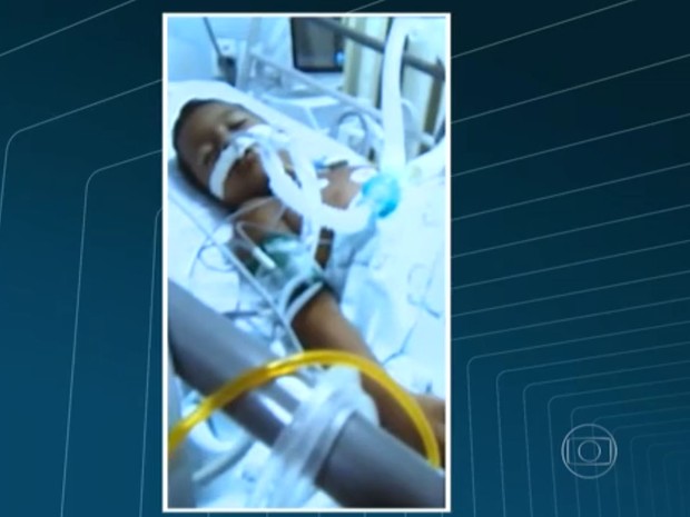 Kaique sofreu descarga elétrica ao encostar em roleta do BRT no Rio (Foto: Reprodução/TV Globo)