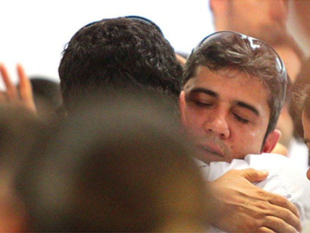 Arthur Paes, pai de Joaquim, é consolado no velório (Foto: F.L. Piton/A Cidade)