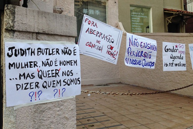 Grupo de manifestantes deixou em frente ao Sesc Vila Mariana cartazes ofensivos à filósofa da teoria queer Judith Butler (Foto: Ana Carolina Moreno/G1)
