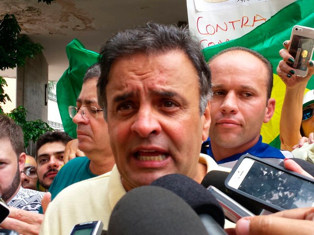 BELO HORIZONTE - O senador Aécio Neves (PSDB) participa da manifestação em Belo Horizonte. Aécio foi ovacionado pelos manifestantes. (Foto: Pedro Ângelo/ G1)