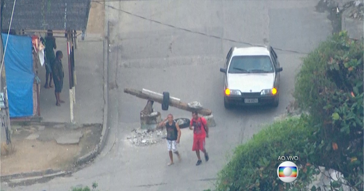 G1 Imagens mostram barricadas de traficantes em Guadalupe, no Rio