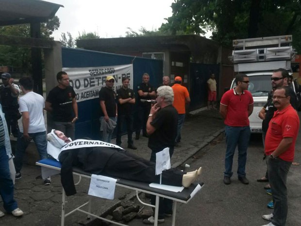 Servidores do Detran de Pernambuco fazem um protesto na manhã desta sexta-feira (31). (Foto: Cacyone Gomes / TV Globo)