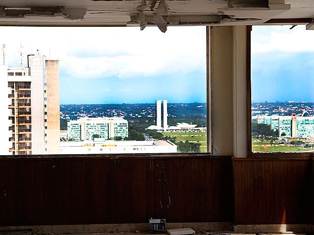 Congresso Nacional visto de hotel abandonado no centro de Brasília (Foto: Vianey Bentes/TV Globo))