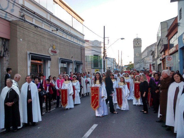 Aos poucos, procissão de Pentecostes toma as ruas da região central de Mogi  (Foto: Maiara Barbosa/G1)