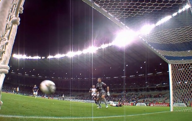Cruzeiro San Lorenzo bola de Marcelo Moreno bate nas duas traves (Foto: Reprodução SporTV) Cruzeiro San Lorenzo bola de Marcelo Moreno bate nas duas traves (Foto: Reprodução SporTV)