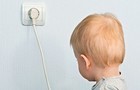 Saiba dos riscos e veja como proteger seu filho de choques elétricos (Thinkstock)