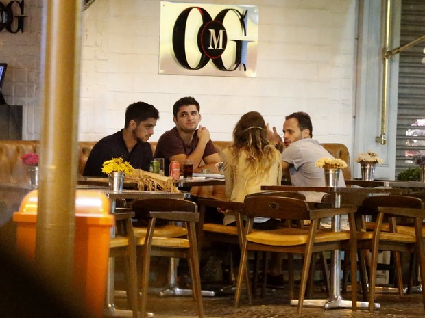 Rodrigo Simas e Bruno Gissoni com amigos em bar na Zona Sul do Rio (Foto: Henrique Oliveira / Ag. News)