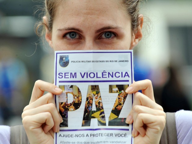 Manifestante usa panfleto para pedir paz durante os protestos deste domingo  (Foto: Luiz Roberto Lima/G1)