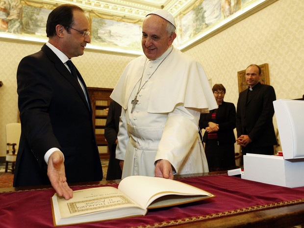 Papa Francisco troca presentes com o presidente francês, François Hollande, durante audiência privada no Vaticano. (Foto: Alessandro Bianchi/Reuters)