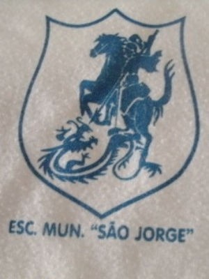 Imagem de São Jorge está estampada em uniforme de escola. (Foto: Pontal do Araguaia News)