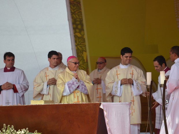 Bispo Dom Diamantino Prata de Carvalho preside cerimônia de beatificação (Foto: Régis Melo)