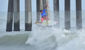 Gabriel Farias surfe