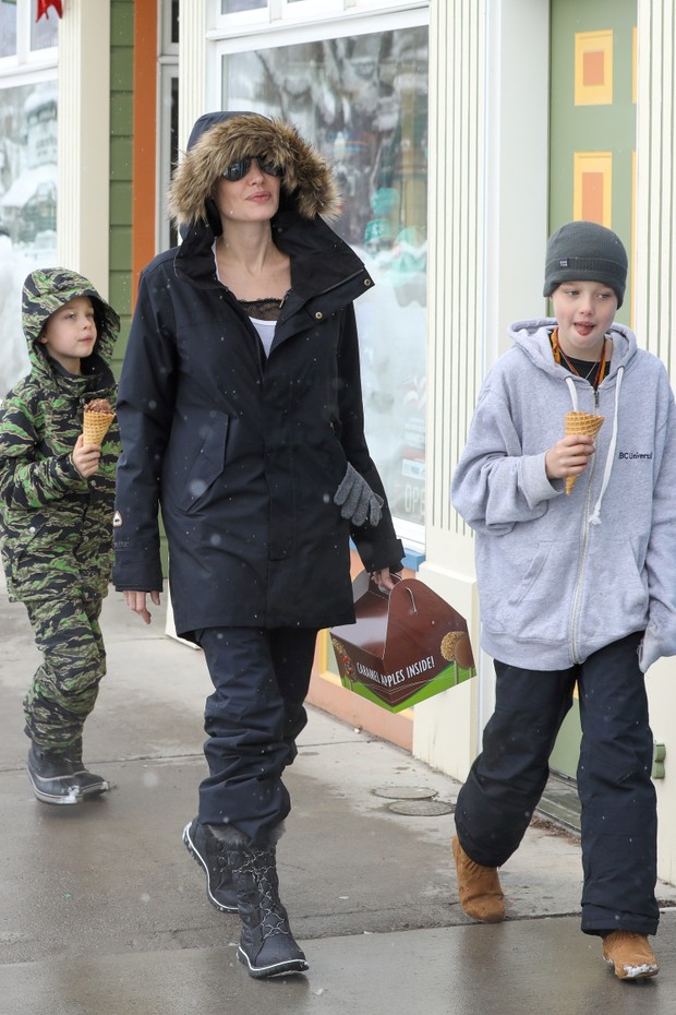 Angelina Jolie e os filhos Shiloh e Knox Leon em Crested Butte, no Colorado, nos Estados Unidos (Foto: AKM-GSI/ Agência)