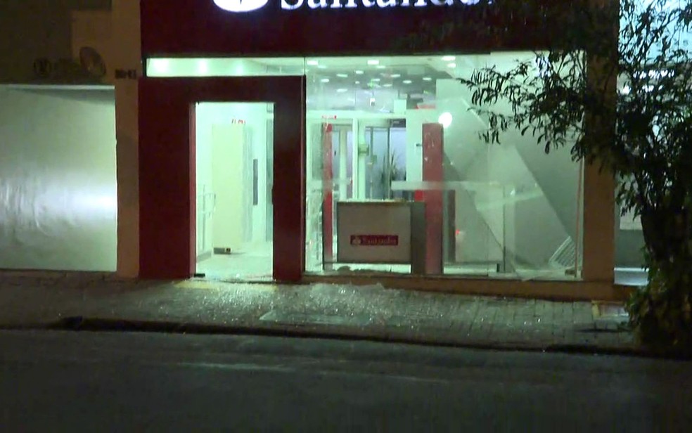 Agência bancária depredada na Augusta (Foto: Reprodução/TV Globo)