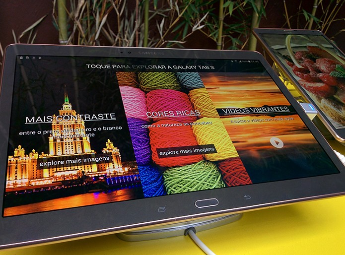 Tela Quad HD Super AMOLED impressiona (Foto: Paulo Alves/TechTudo)