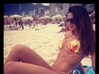 Renata Molinaro posta foto fazendo pose e mostrando o corpo na praia