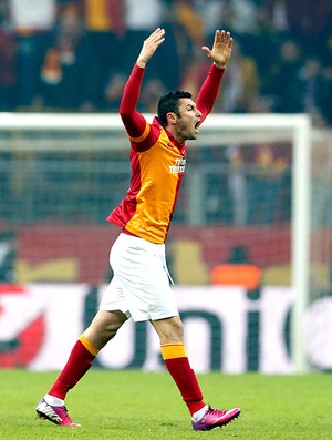 Burak Yilmaz comemora gol do Galatasaray contra o Schalke (Foto: Reuters)