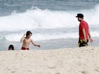 Murilo Benício aproveita domingo de sol na praia com o filho Pietro
