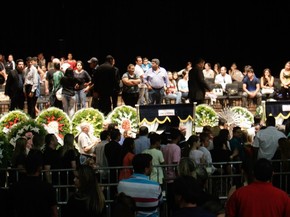 Fãs, amigos e familiares participam do velório do cantor Cristiano Araújo, que morreu em um acidente de carro quando voltava de um show, no centro cultural Oscar Niemeyer, em Goiânia (Foto: Joel Rodrigues/Frame/Estadão Conteúdo) Fãs, amigos e familiares participam do velório do cantor Cristiano Araújo, que morreu em um acidente de carro quando voltava de um show, no centro cultural Oscar Niemeyer, em Goiânia (Foto: Joel Rodrigues/Frame/Estadão Conteúdo)