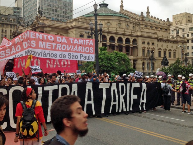 Manifestantes MPL Centro Viaduto do Chá (Foto: Marcelo Mora/G1)