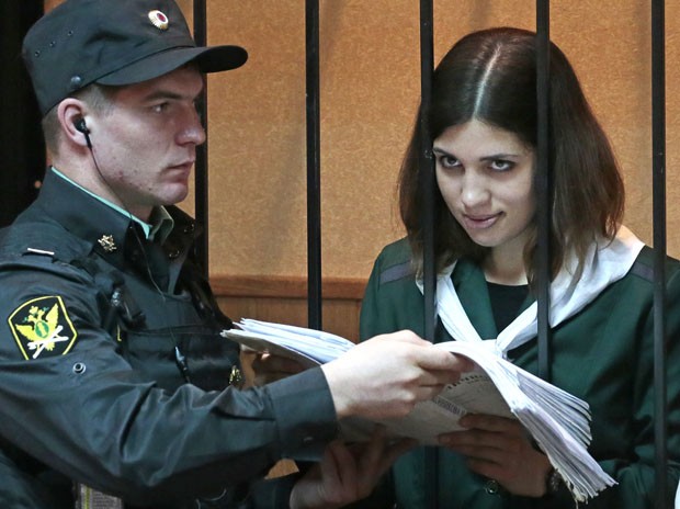Nadezhda lê documentos em um tribunal distrital em Zubova Polyana (Foto: Mikhail Metzel/AP)