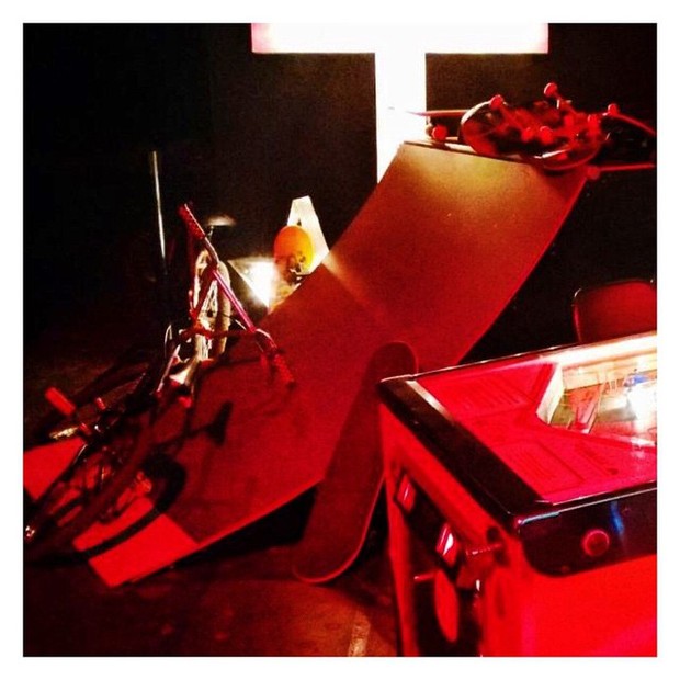  Decoração do desfile da Givenchy com videogames, pista de skate e fliperama (Foto: Repodrução / Instagram)