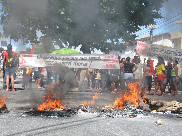 Protesto interditou avenidas em torno do Parque Solon de Lucena (Foto: Walter Paparazzo/G1)