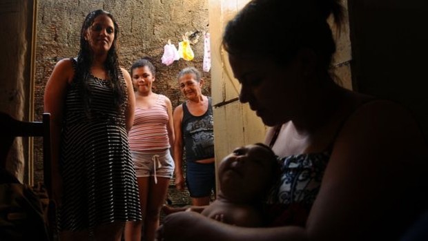 Abandonada pelo marido, Carla conta com ajuda de vizinhas para cuidar da bebê durante a semana (Foto: Paulo Paiva|BBC)
