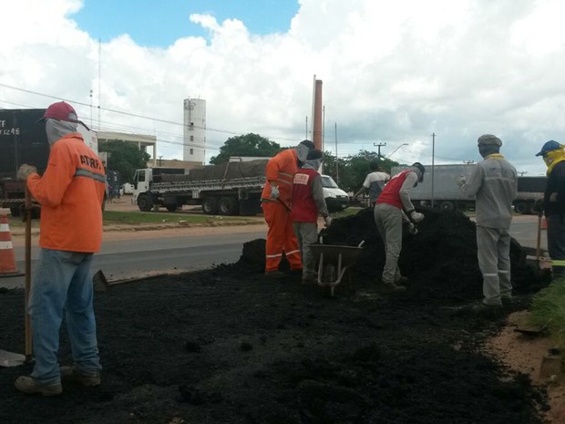 Trabalhadores realizam reformam trecho BR-135, em São Luís (Foto: Joyce Mackay/G1)