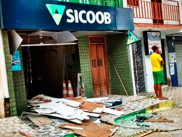 Caixa eletrônico do banco SICOOB foi explodido neste domingo (11), na Bahia (Foto: Leandro Alves/Portalbahianews.com)