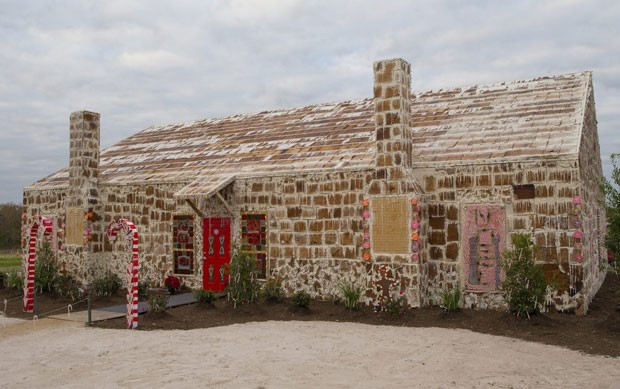 Voluntários construíram a maior casa feita com biscoitos de gengibre (Foto: Reuters)