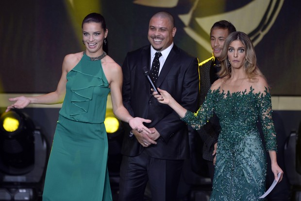 Adriana Lima, Ronaldo Fenômeno e Fernanda Lima no prêmio Bola de Ouro (Foto: AFP)