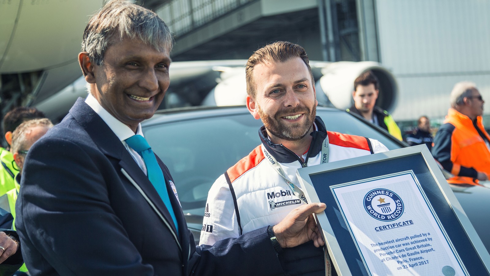 Técnico da Porsche Richard Payne foi o motorista e recebeu certificado do Guinness (Foto: Divulgação)